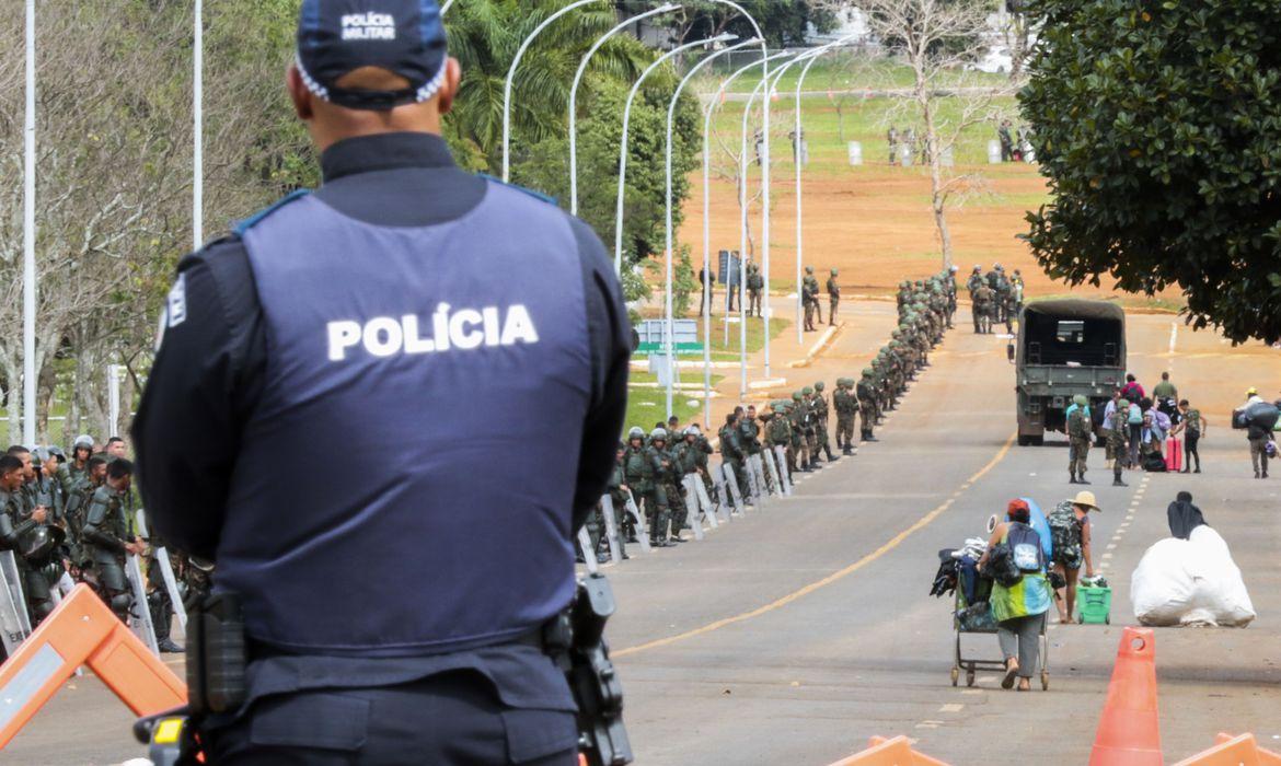 Presos no QG do Exército chegam a 1,2 mil; 204 foram detidos domingo  